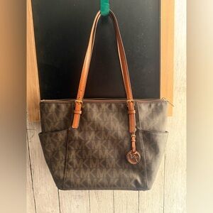 Michael Kors Signature Jet Set Shoulder Bag  Brown Tote MK  Leather Monogram